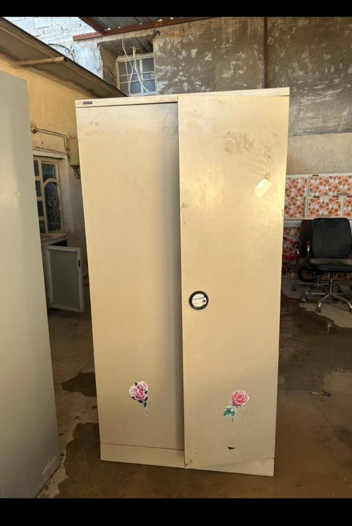 السلام عليكم غراض  مستعمله لوكرات بنكات سقفيه شغاله ميز مكتبه كراسي كلهن نضيفات الشراي يتفضل خاص مكاني بغداد حي اور مقابل جامع الفردوس رقم الهاتف بي واتساب اي ستفسار خاص ***********
