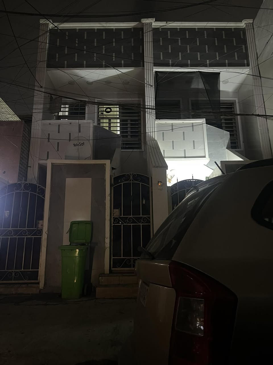 مشتملات عدد ٢ للبيع
مساحة ١٥٠ كل مشتمل مساحة ٧٥ 
الوجه ٣.٧٥ ونزال ٢٠ 
بناء جديد ٢٠٢٥ 
نظام شقق كل بيت شقتين مفصولات مؤجرات كل بيت ب٧٥٠
العنوان الشعب قرب حسينية المصطفى او بركر الدب 
سعر المشتمل الواحد ١٧٠ مليون 
للاستفسار *********** 
مكتب ابراهيم السراجي للعقار
