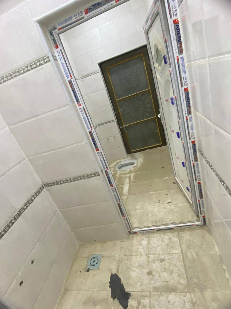 بيت للبيع مساحه 80 متراً جهه المطحنه عمود 321 ددخل بل فرع قرب جامع فاطمه الزهراء قرب السوك مدارس ماء كهرباء شارع تبليط كافات الخدمات البيت جاهزه ستقبال وصاله مطبخ صحيات خارجي و داخليه غرفه داخليه درج وصطح غير موجود ع فيس الي يحب يتصل السعر.  35 وبيه مجال.*********** حجي رضا الاسدي صاحب العقار من طرف ابو عباس
