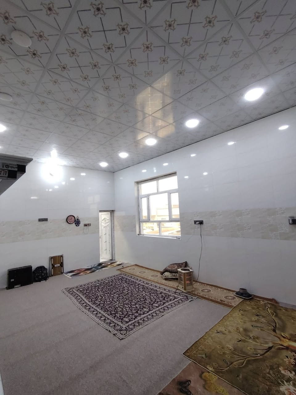 السلام عليكم
بناية للبيع 200متر تحتوي على 
3غرف نوم 
وصالة 12×6
مطبخ 7.500×5 

بيت جوة 120متر 
صالة +غرفة نوم +مطبخ +براني 

محلات 6 طول المحل 4×3 
مصفرات عن الضريبة ولماي ولكهرباء 

المحلات مئجرات كلهن الواحد على 150الف 
البيت الجوة مئجر ب350  
البيت ركن على شارعين 
الموقع الدوانية شارع الاسكان شارع تاج الياسمين 
للستفسار ***********
***********
