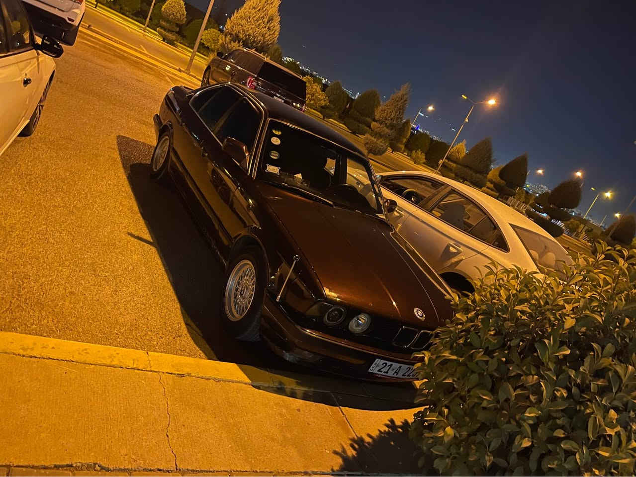 BMW 1991 520گێرعادی 
بەشەرتی گێرومەكینە و تەقەورەقە
تەبرید ساردو گەرم لەسەر سویچ بەشەرت 
كامل بۆیاخە لەسەر ساغی چەكوشی پێوە نیە 
تازەكلاجوعەینەبم بۆ گۆریوە 
تاقم تایەو ویلی لۆكم بۆ بەستوە 
پاتری و پلاك و نۆزلی لۆكم بۆ بەستوە 
لایت ئەلقەو زینۆنی لەسەرە 
سەیارەكە بێ مەسرەفە یەك دینار مەسرەفی تیانیە 
هەموو شتێكم بۆ كردوە 
بەشەرتی تەحویل و خرامە سەنەوی تا ٢٠٣٠ تازەیە 
سعری ٥٨ گەڵاومعامەلە 
*********** السليمانية, العراق
