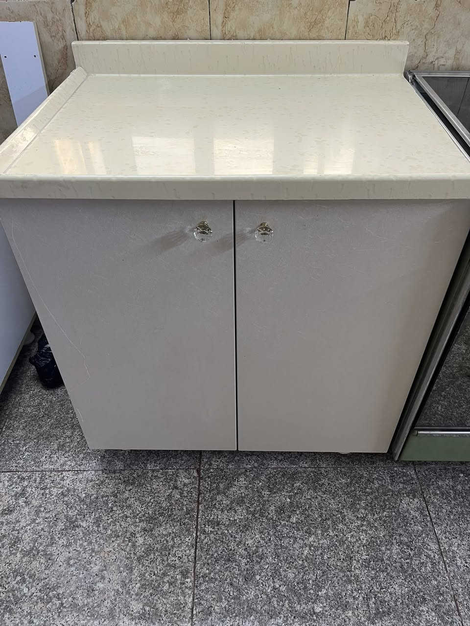 السلام عليكم 
كاونتر مستعمل قليل 
نضيف جدا
9 متر جوكر كامل
مرمر طبيعي والداخل لدات 
خشب HDF
تصميم شركه الجواهري 
بغداد الاعظمية


**إذا كنت صاحب هذا الإعلان وتريد حذفه لأي سبب، رجاءا أرسل رسالة إلى الدعم الفني**