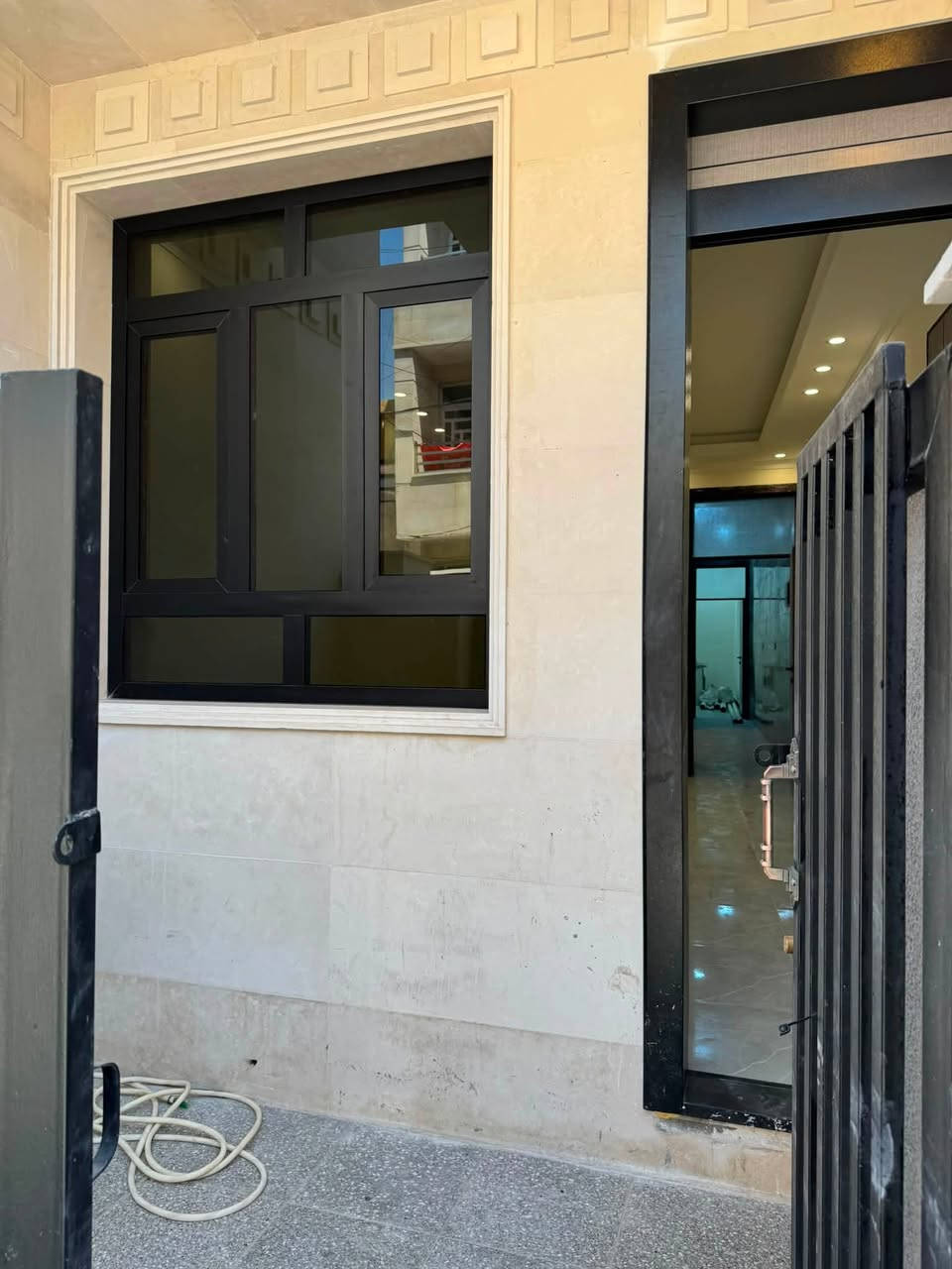 الربيعي للاستثمارات العقارية
✨ “اختيار بيت العمر يبدأ من الموقع… وإحنا وفرنالك الأفضل.”

🏠 دار حديث زيرو للبيع  مساحة 75 متر 
3 طوابق

1️⃣  غرف نوم عدد. 4 
2️⃣ خدمات عدد 2 
3️⃣ مطبخ كبير بارد
4️⃣  مطبخ حار 

⬆️
📍موقع دار : حي القاهرة – قرب اسواق سكر
📍موقع شركة : حي القاهرة — مجاور افران الزيتون

📞 للحجز والاستفسار: [***********]

