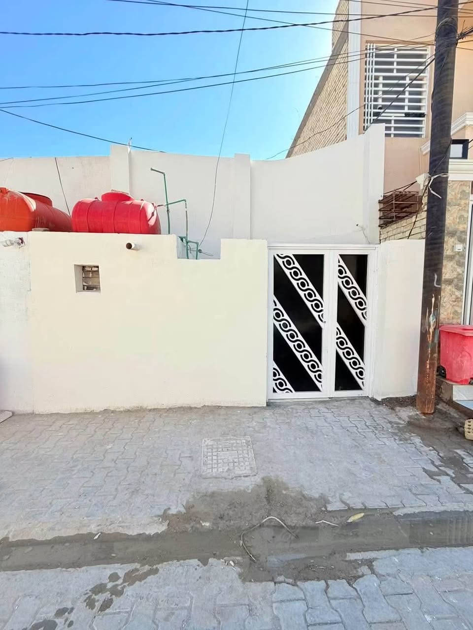 دار للإيجار شارع العسكري في حي ميسان المساحه 100 متر يحتوي على غرفتين وصاله ومطبخ واستقبال وصحيات داخليه وخارجيه شهريا 250 الف دينار للاستفسار الأتصال على الخاص التميز للوساطة العقاريه ***********
