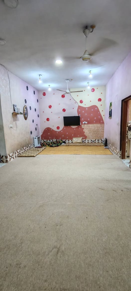 سلام عليكم ورحمة الله يوجد بيت ( تجاوز ) للبيع قرب مدرسة الشيب وجه على شارع رئيسي مساحة ( ٣٠٠) متر يتكون البيت من ( استقبال + مطبخ + صاله + غرفتين نوم) والسعر  خاص او الاتصال على الرقم الموجود ( ***********)
وتساب اسيا (***********) مكتب دلالية حسين التميمي بلدروز حي الحشد مقابل التوزيع الجديد نستقبل كافه العروض الأراضي والدور السكنية
