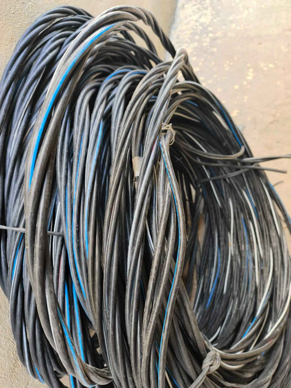 يوجد ضفيره 150متر تركيه اربع خطوك ام 25ملم مستخدمه قليل المتر بلفين رقم الهاتف ***********
