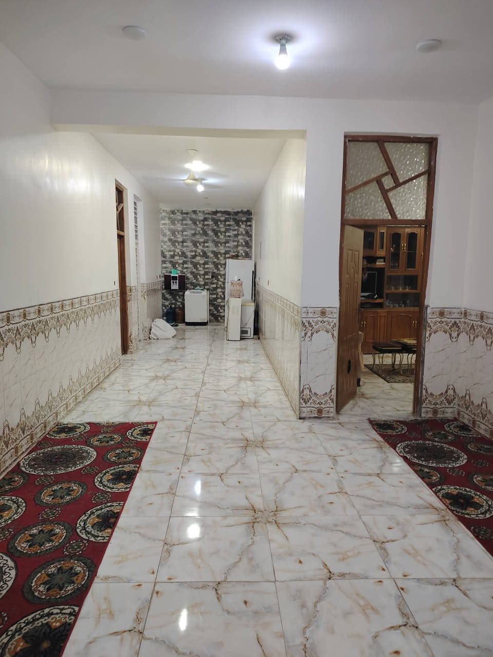 ياالله بيت للبيع المساحه ٣٢٠ متر طابق واحدغرفتين وهول داخلي ومنور ومطبخ واستقبال وصاله طعام بيتونه كبيره مجمع صحيات داخل وخارج وحديقه جانبيه ٨٠ مجمع النفط الرابع قرب المدرسه الحشد السعر النهائي ١٤٠ مليون الي عاجبه يتصل وعليكم بلخير ***********
