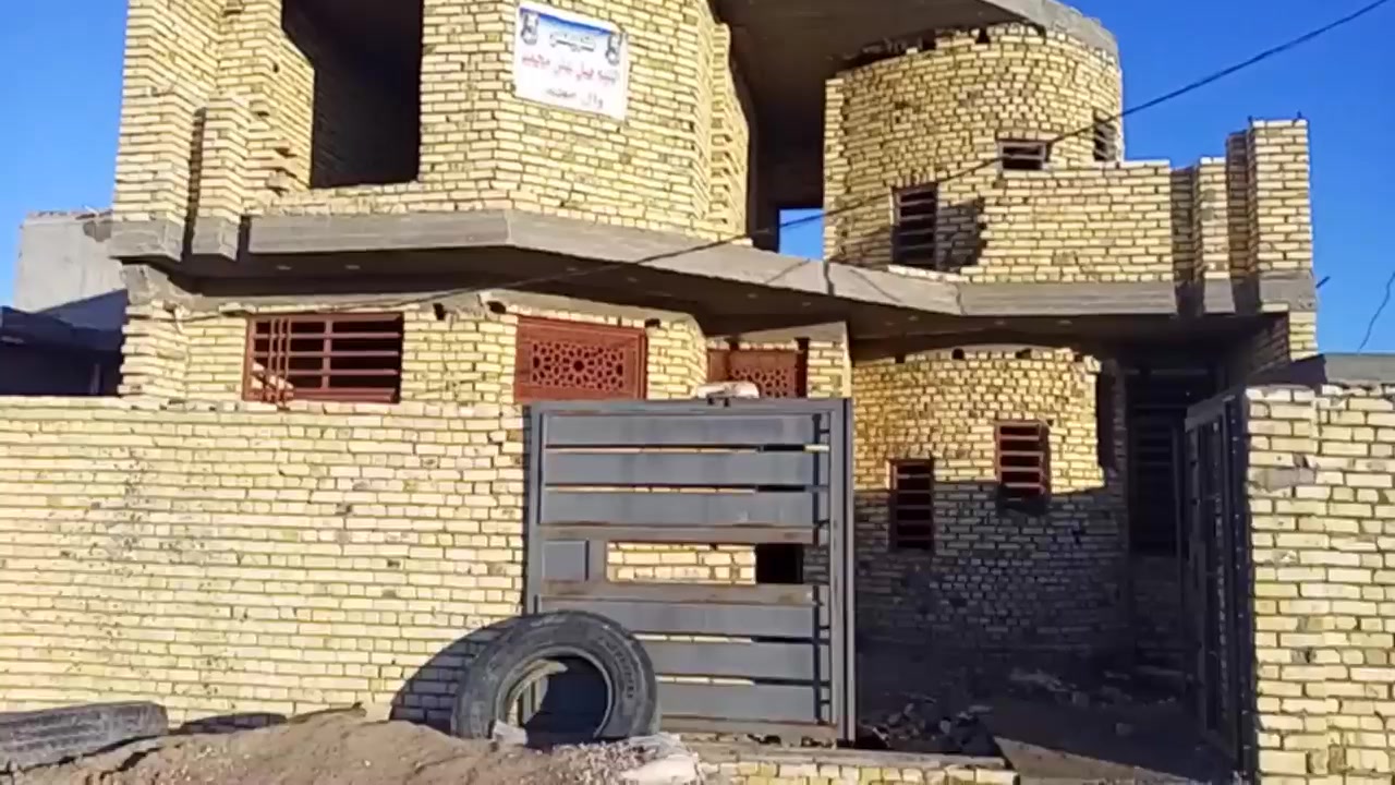 السلام عليكم بيت ٢٠٠ متر زراعي بلكوت الجديده شارع الاقواس مشمول بلتطويب بي ٣ غرف نوم غرفتين جوه ومطبخ وصاله واستقبال وحديقه داخليه ومجموعه صحيات داخل وخارج والطابق الثاني غرفه وبيتونه ب٥٥ وبي مجال ***********
