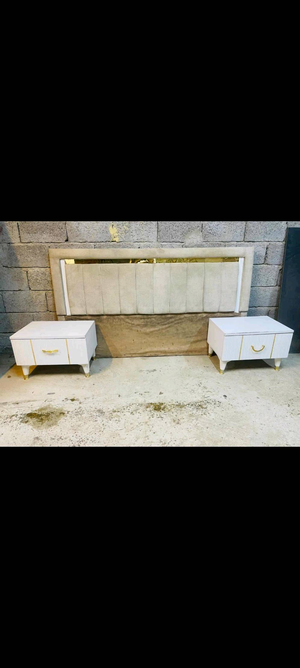 أعرض غرفة نوم فاخرة تضم خزانة كبيرة مع مرآة، وتسريحة أنيقة مع أدراج واسعة، وسرير مريح مع لوح خلفي مبطن و2 كمودينو. الأثاث بحالة ممتازة ويتميز بتصميم عصري وعملي يناسب جميع الديكورات الداخلية. الألوان فاتحة تُضفي على الغرفة لمسة من الأناقة والنقاء. السعر قابل للتفاوض مع إمكانية التوصيل داخل بغداد.