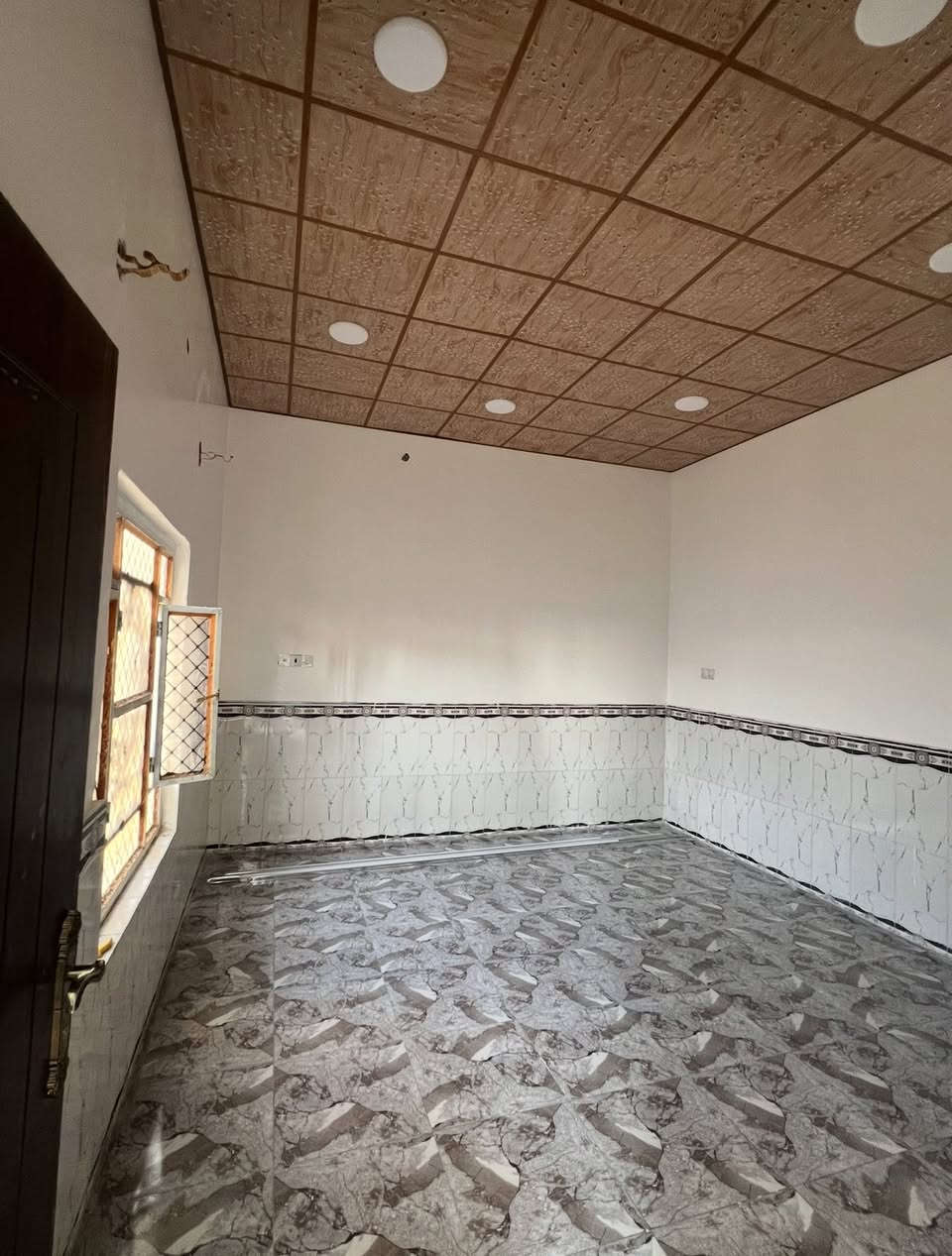 بيت للبيع في الجزيره الفيروزيه شارع ١١ تبليط شارع مرتب  مساحة البيت ٣٠٠ يحتوي البيت على غرفتين واستقبال وصاله ومطبخ وكندور ومنور مفتر على البيت  والارضيه بورسلين والكراج يسع سيارتين وحديقه كبيره والطابق الثاني أربع غرف واصل للسقف نظام الشقق ويصير درج خارجي للشقه ينزل على منور جانبي يطلع على الكراج ويمكن فتح باب مفصول للخارج والشقه ثانيه مشتركه مع البيت تنزل على الدرج الداخلي بناء البيت بلوك والطابق الثاني فرمستون  ***********
