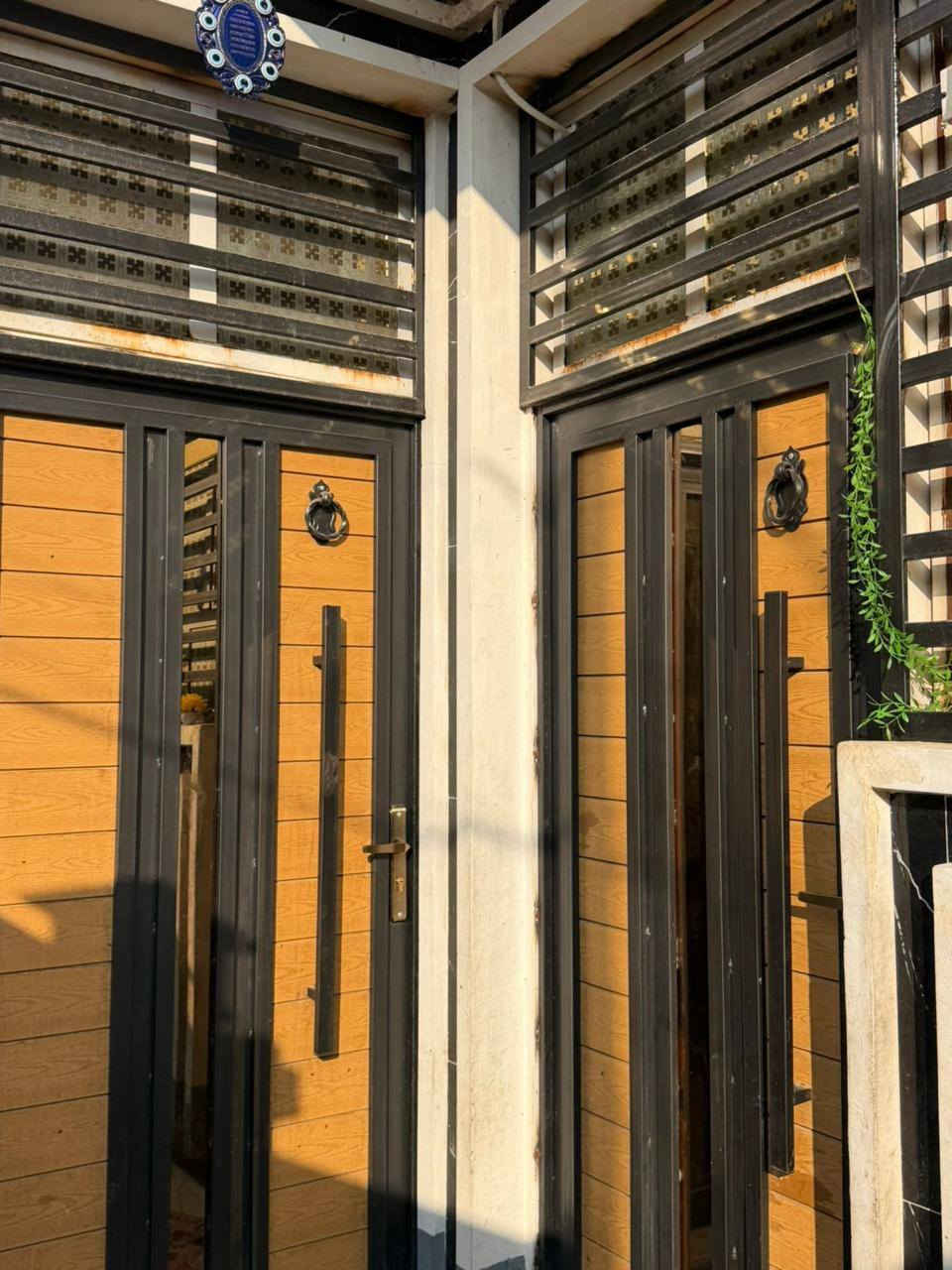 بيت للبيع100م بحي اور شارع سبيس 
مقابيل ملعب ناصريه الخماسي 
واجهه 10نزال10
عرض شارع 10م
بناء درجه اولى بناء2023
يتكون من جوه غرفه وصاله ومطبخ وصحيات واستقبال 
فوك 3غرف وصاله وصحيات 
سعر260مليون
للاستفسار وتساب ***********
