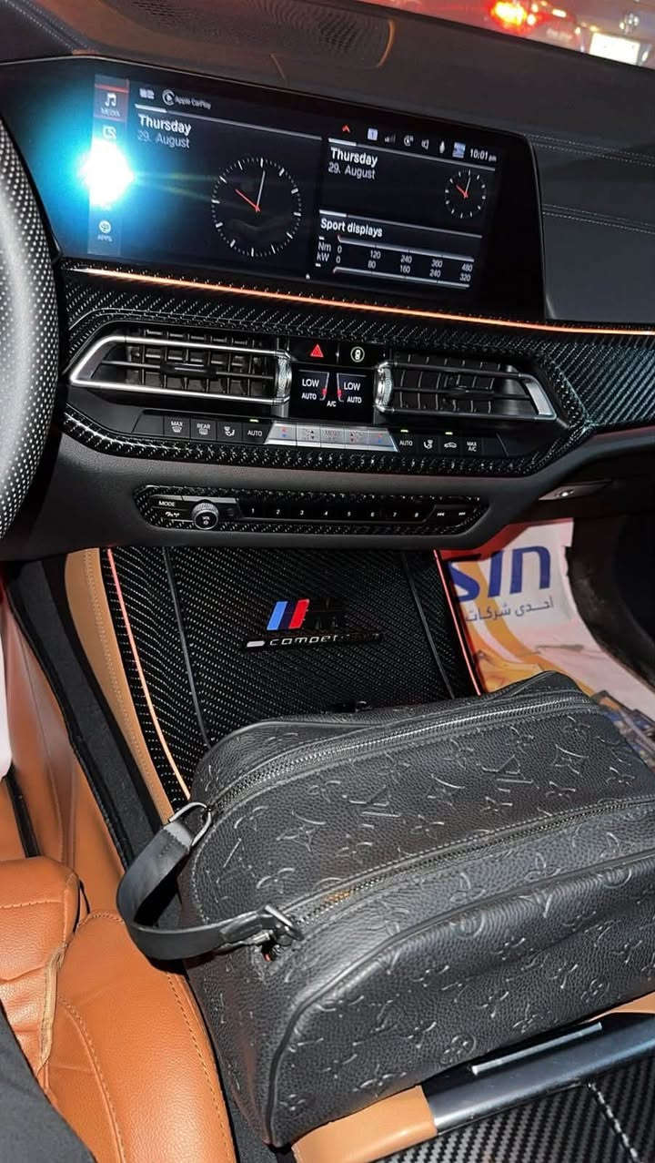 BMW X5 i40 – خليجي وكالة العروش
موديل 2023 
رقم بغداد مميز 9070 H
🚘 الموديل: BMW X5 i40
🎨 اللون: أزرق ميتالك مميز
⚙️ المحرك: 6 سلندر تيربو – i40
🔋 القوة: أداء قوي وسلس مع استهلاك متوازن
🛞 الدفع: رباعي xDrive
📍 الحالة: نظيفة جدًا، استخدام شخصي
السيارة ماشية 16 الف كيلو متر فقط 
السيارة مغلفه PPF كاملة من جيوشيلد مفتوح مدى الحياة 
المواصفات:
 • فتح وتشغيل بدون مفتاح
 • شاشة أمامية كبيرة مع نظام BMW iDrive
 ‏•نظام الإيماءات 
• نافيكيشن
 • كاميرات 360°
 • رادار أمامي
 • تحكم كهربائي بالمقاعد مع ذاكرة
 • جلد فاخر
 • إضاءة داخلية Ambient Light
 • جنوط رياضية
 • نظام Driving Modes
 • نظام مانع الانزلاق
 • تحكم بالمقود
 • مثبت سرعة

***********

