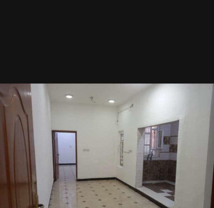 شقه للايجار نظيفه لعا ئله صغيره متكونه من غرفة نوم وحده 5/5 وهول 7/3 استقبال 5/5 وصحيات ومطبخ وسطح كبير وبلكونه  العنوان المطيحه السنيدي بفرع حسينية قمر بني هاشم الايجار 450 متوفر بيه مولد ونت وسخان وماطور للتواصل ***********
