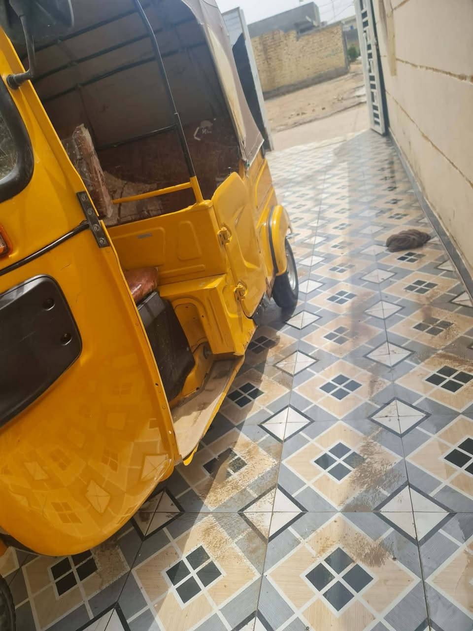 تكتك للبيع الموديل 22 اورق اصولي وياك لترقيم كفالة عامة كشر ومحرك   ذا تجي واشوف بيهة بارد كروتك علية  بية بس الدوس بداية خياس وحاط الهن شحم مكاني بالقاسم السعر 7400.وبية مجال بسيط حك الجية ***********
