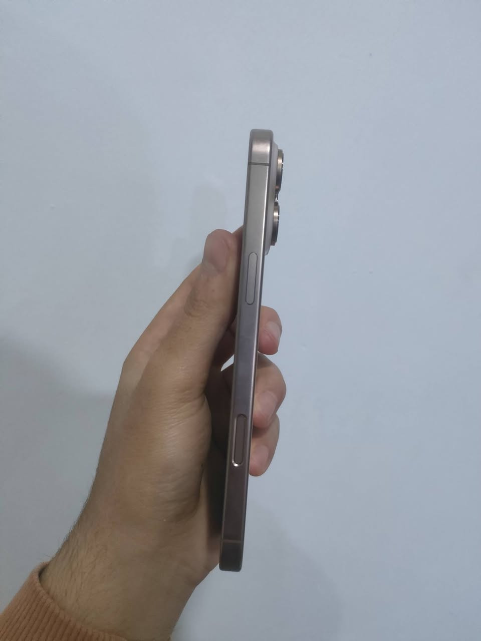 السلام عليكم للبيع ايفون 16 pro max لون ذهبي جداً نضيف ذاكرة 256 دبل سيم كامل ملحقات  بطارية 92 مكان اربيل السعر مليون و350   للاسفسار ***********
