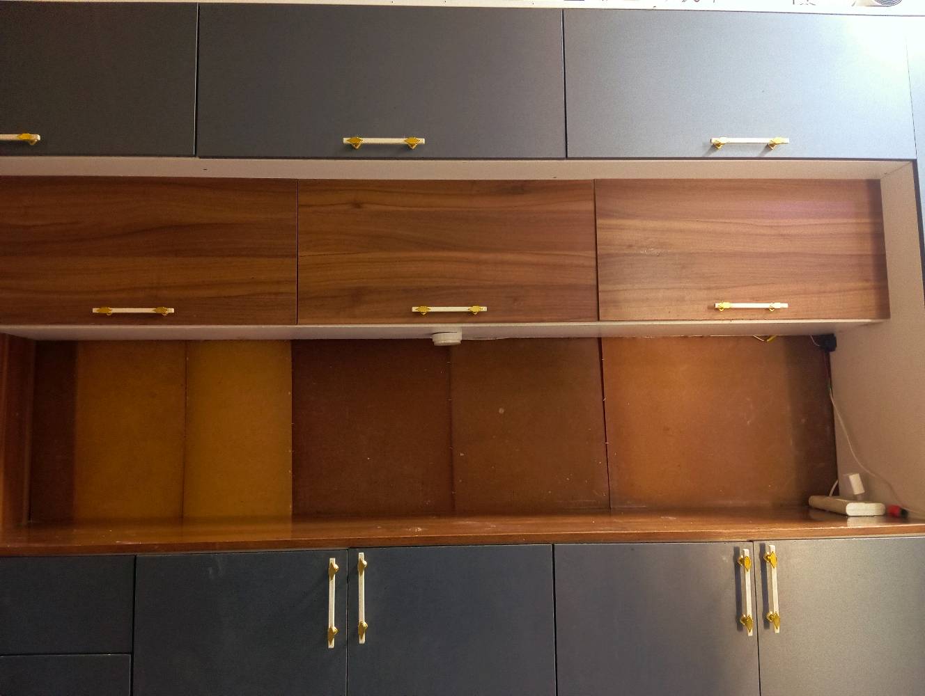 كاونتر مستعمل نضيف اخو الجديد حجمه 3مترات و نص و معه سنك مترين حجمه 