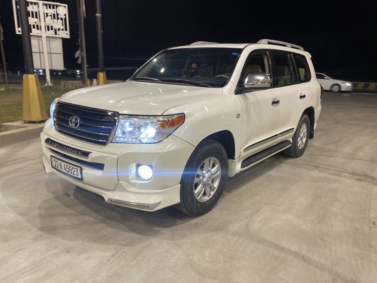 سلام عليكم من رخصت الادمن المحترم لاندكروزر مديل ٩ سونر موجود بدون دواخل 
سياره جاهزه من كلشي كير مكينه صدر تخم تاير تبريد تحويل مباشر 
مكان سياره بغداد شعب 
السعر ٢٦٠ وبي مجال 
***********
