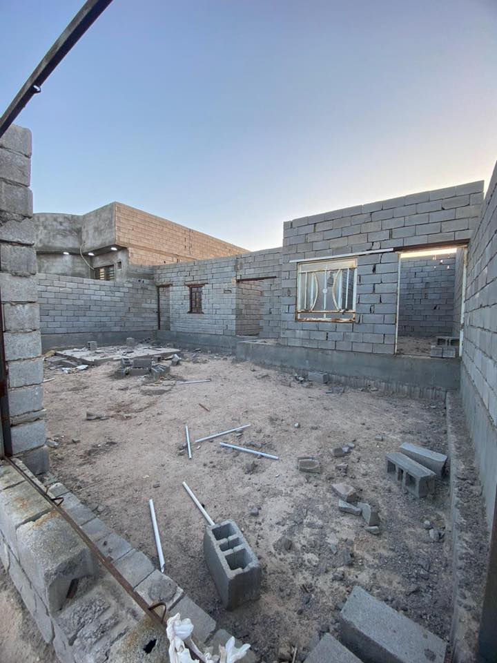 السلام عليكم من رخصت مدير لكروب بيت في الزبير المربد الجديد خلف شداد الفارس مساحته ٢٥٠ بلوكه عرض اساسه مبني بيه هيكل واصل للسقف البناء ومامسكوف متكون من غرفتين وصحيات وصاله ودوانيه ومطبخ وحديقه جبيره سعره ٢٣وبيه مجال
للستفسار اتصل وتدلل 
***********
