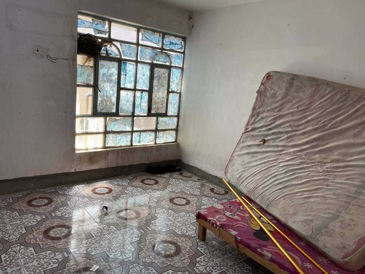 شقه الايجار 🏠 طابق ثاني 

يحتوي على غرفه  نوم واستقبال وكنيدور ومطبخ وصحيات وسطح 

الموقع 🌏قرب مستوصف حي الامام  قيمه الايجار  225

الاستفسار الإتصال بالرقر  ‎***********متوفر واتساب
