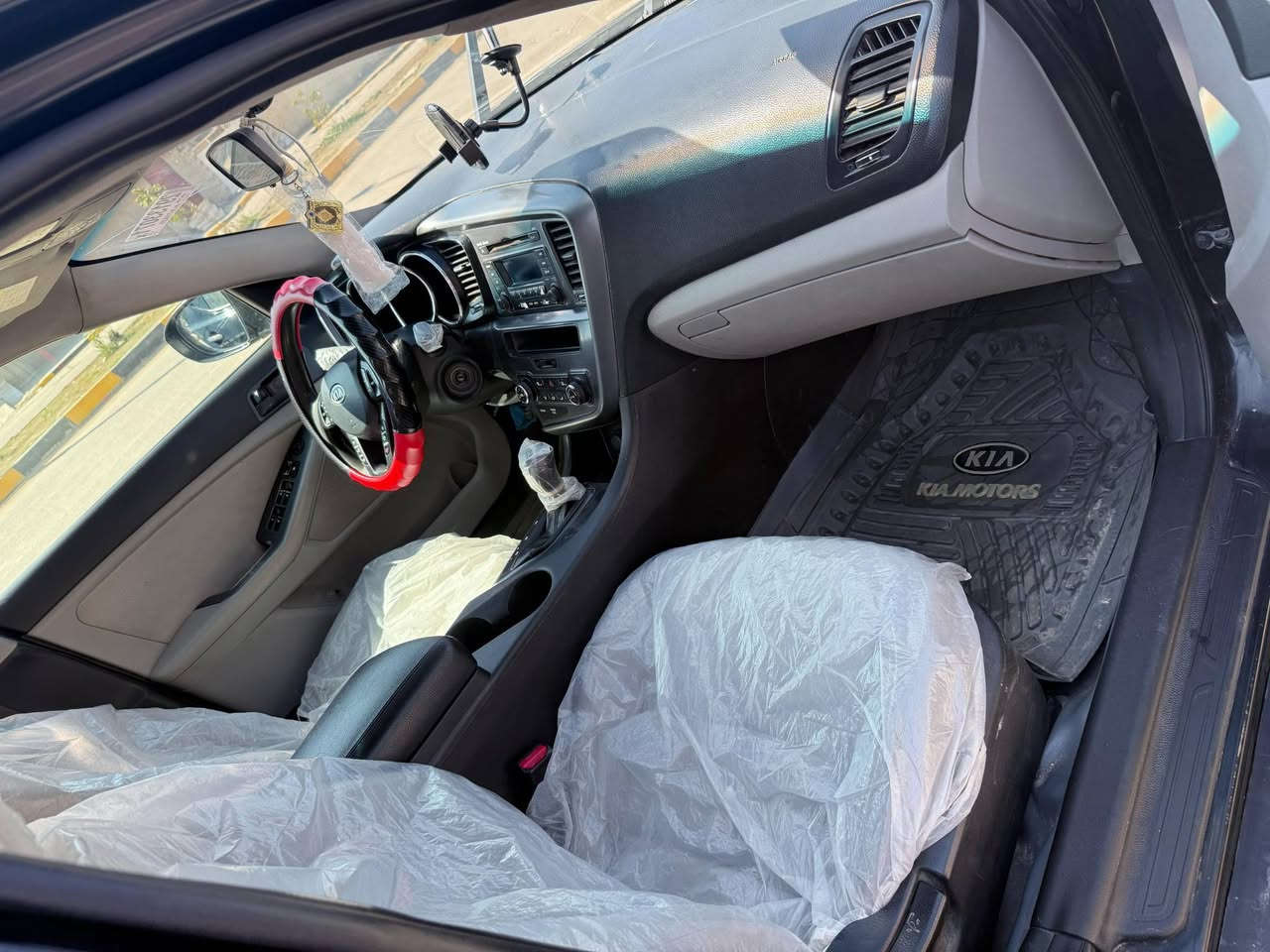 اوبتيما 2013 
رقم ذي قار باسمي السياره 
السعر:  90 ورقه 
رقم الهاتف . ***********
سونارها بلصوره موجود .
