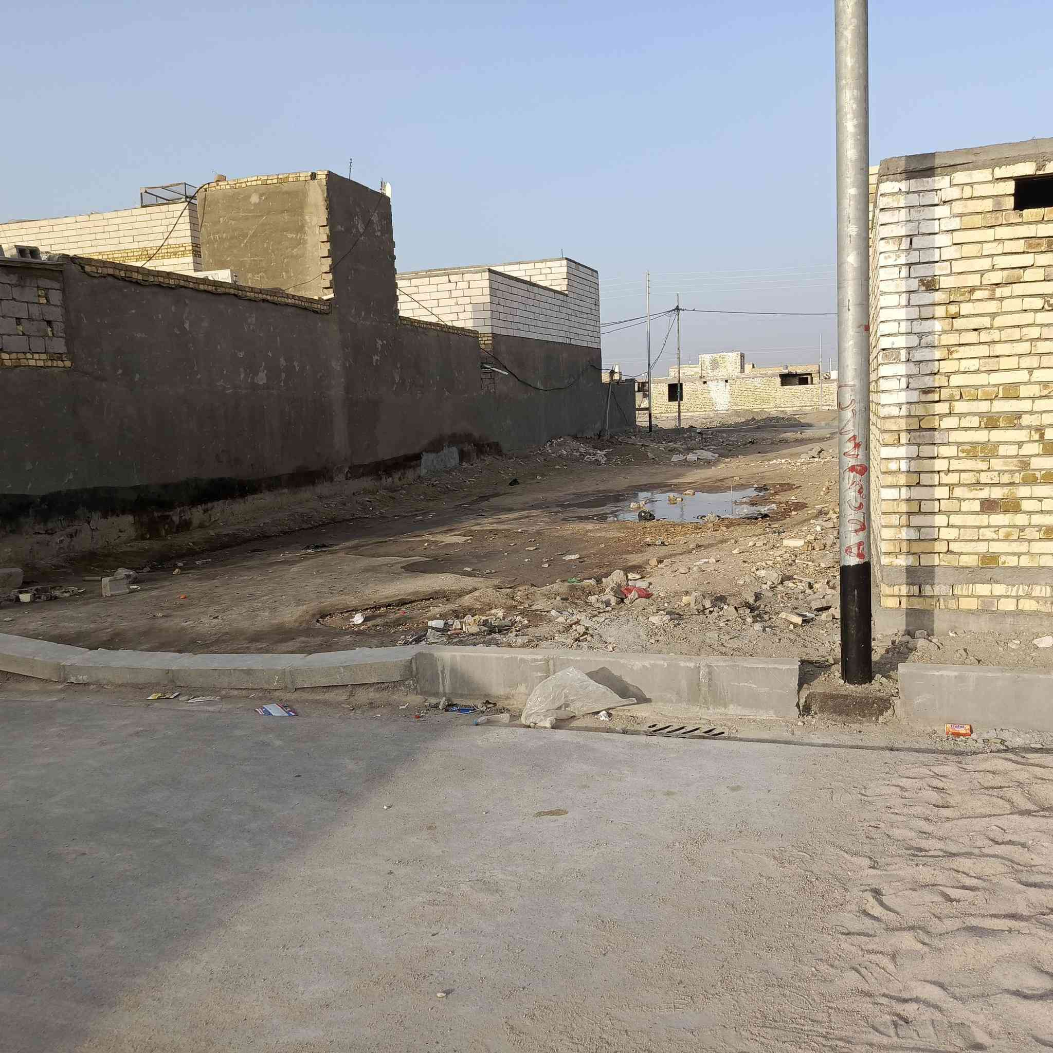 قطعه محدوله وتتوفر بيه كافة الخدمات المساحه 200متر معابل المدرسه بحي العسكري وقريبه عليه مدرسة الصينيه الاتصال على الرقم***********
