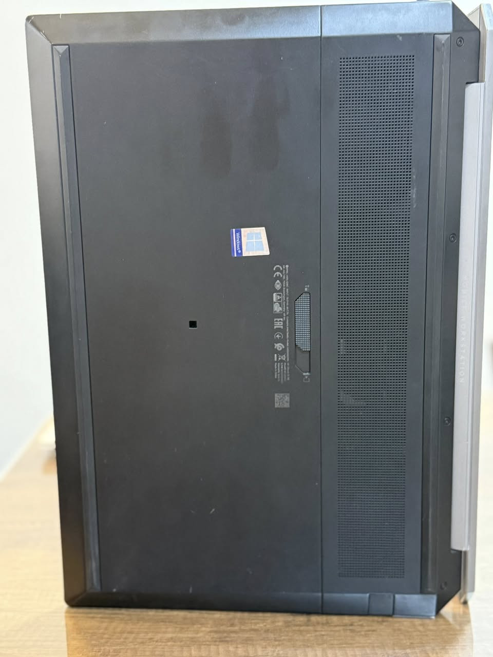 ‏HP Zbook G6

المعالج (cpu) : Intel core i7 -9850H

الذاكرة العشوائية (RAM): 32GB

التخزين (SSD): 1TB M.2 NVMe

كرت الشاشة (GPU): NVIDIA Quadro T2000 with Max-Q Design 4GB

الشاشة: 15.6 إنج FHD

الاتصال: WiFi و Bluetooth

المنافذ: USB-C و USB-A و HDMI وغيرها حسب التهيئة

مناسب لـ: الهندسة. التصميم. المونتاج. الثري دي. وكل الشغل الثقيل
السعر   700 الف 
ملاحظه الحاسبه ليست پاله ارسال شخصي من أوربا 
***********
