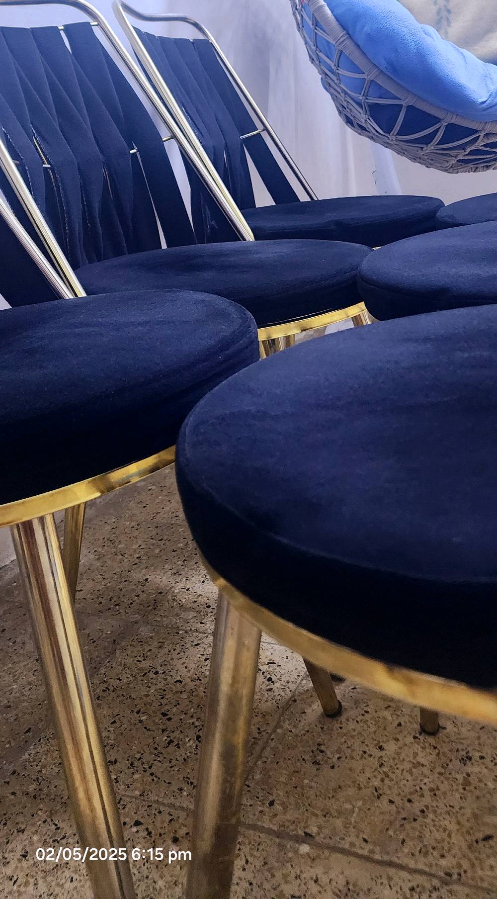 ميز طعام شبه جديد متكون من 6 كراسي
وين موقعك/المنطقة بالضبط بالعراق؟ وهل متوفر توصيل لو الاستلام من نفس المكان فقط؟: 
الموصل و الاستلام من نفس المكان 
السعر شكد بالضبط؟ وهل تبيع الطقم كامل لو ممكن الميز وحده أو الكراسي وحدهن، والسعر قابل للتفاوض لو ثابت؟: 
السعر قابل للتفاوض و بيع الطقم كامل