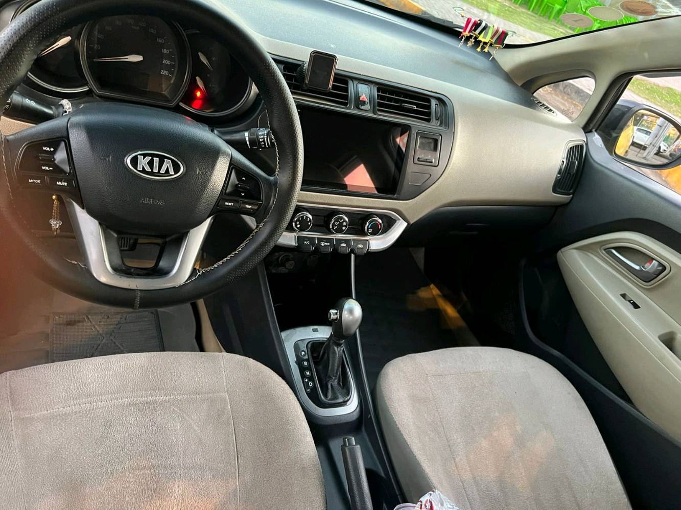 سيارة كيا ريو موديل مميز، لون صفراء. السيارة بحالة جيدة وهناك بعض العلامات الطفيفة على الهيكل كما يظهر في الصور. الداخلية نظيفة ومجهزة بجميع المرفقات الأساسية. مثالية للاستخدام في المدينة.