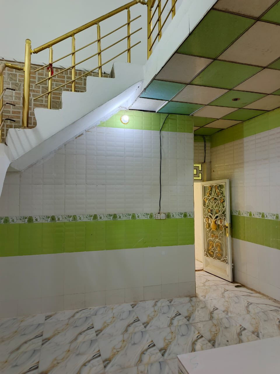 بيت 100 م طابق ونص للبيع طابق اول صب غرفه وصاله ومطبخ وستقبال وتخاريج وطابق الثاني غرفه وصاله سعر 78 الحولي شارع 30 اول ب 62 شراي يتصل ع رقم ***********
