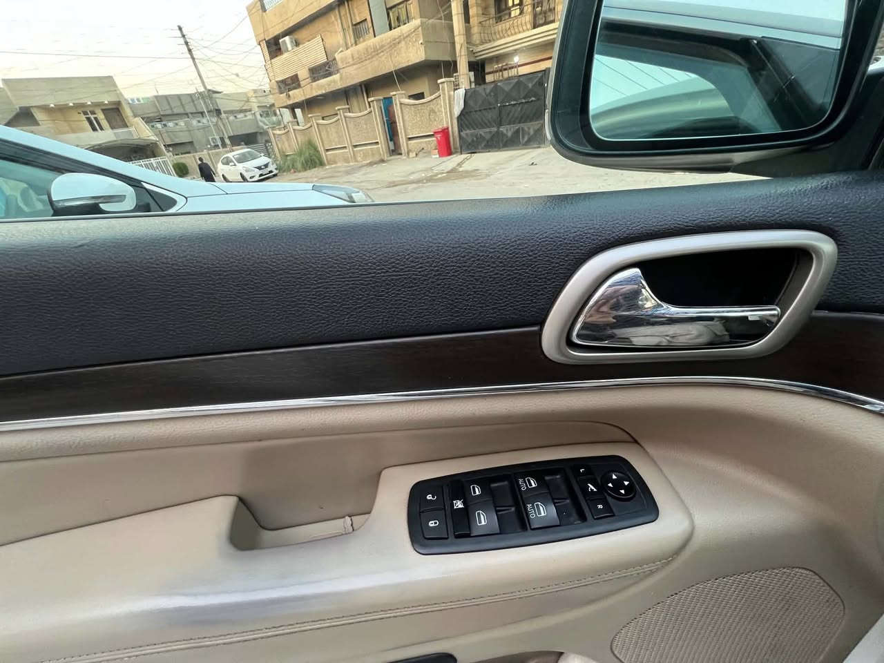 سلام علیکم
جیب لمتد 
فول مواصفات 
خليجي 
نظيفه جدا 
۲۰۱۷
محرك ٣٦٠٠
الاتصال واتساب

***********
