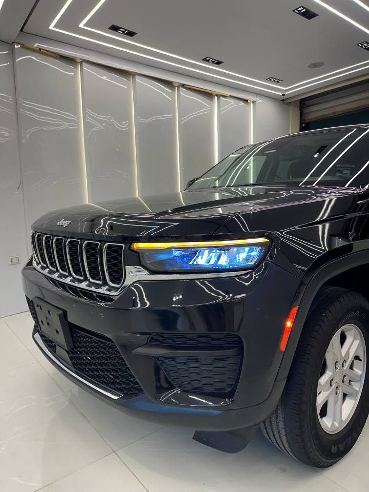 للبيع: 
چيب جراند شيروكي 2024 Limited 4x4 (الجيل الأحدث) 👑
عشاق الفخامة والقوة والأداء.. فرصة "كسر زيرو" حقيقية بحالة الفبريكة!
🔹 تفاصيل السيارة:
الموديل: 2024 (الجيل الخامس الجديد كلياً WL)
العداد: 36,000 كم فقط.
المحرك: Pentastar V6 سعة 3.6 لتر، بقوة 293 حصان.
ناقل الحركة: أوتوماتيك 8 سرعات مع نظام دفع رباعي ذكي (4x4).
🔹 أبرز المواصفات والرفاهية (فئة Limited):
إضاءة Full LED أمامي وخلفي بتصميم انسيابي ساحر.
صالون جلد فاخر بالكامل (تحكم كهربائي + ذاكرة للمقاعد).
شاشة عدادات رقمية 10.25 بوصة + شاشة ترفيهية تدعم Wireless Apple CarPlay & Android Auto.
تكييف أوتوماتيكي ثنائي المناطق + نظام تشغيل عن بُعد + شنطة كهرباء.
🔹 أنظمة الأمان الذكية:
مثبت سرعة تفاعلي (Adaptive Cruise Control).
نظام منع التصادم الأمامي وفرامل طوارئ ذاتية.
الحفاظ على الحارة المرورية ومراقبة النقاط العمياء.
📞 للتواصل والمعاينة: 01060352162 القاهرة, مصر


**إذا كنت صاحب هذا الإعلان وتريد حذفه لأي سبب، رجاءا أرسل رسالة إلى الدعم الفني**