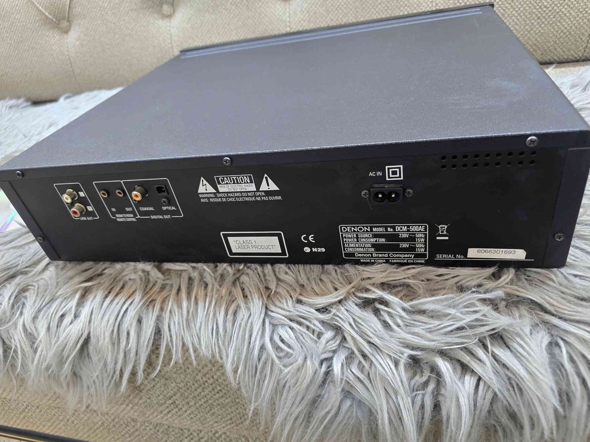 مشغل اقراص سيدي وMp3 مضغوط ياخذ 5 اقراص مع بعض  قطعه. تحفه جميله. استيراد. استراليا. وزن ثقيل قطعه مواصفات حلوه مكاني سماوه ***********
