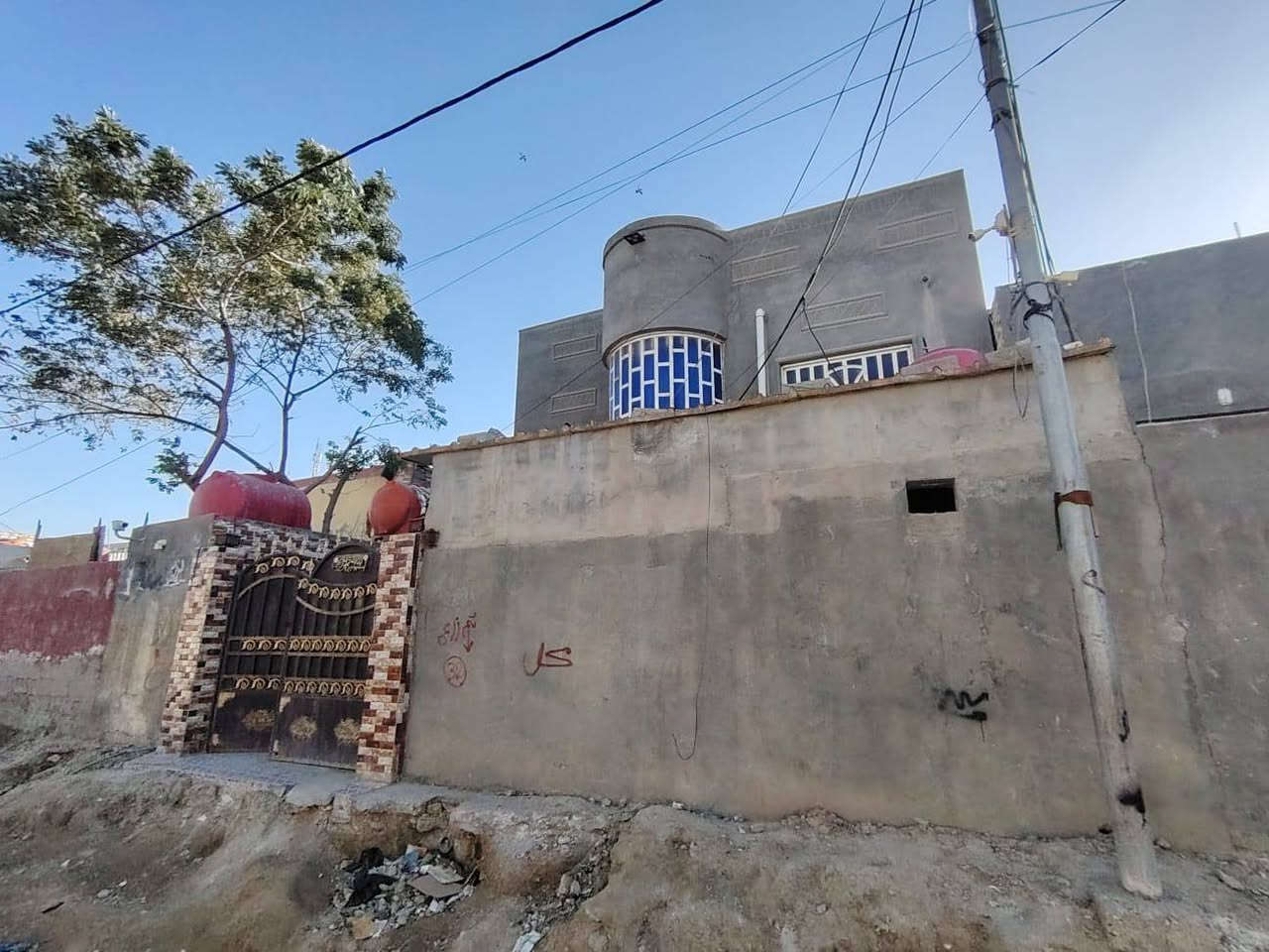 #دار_سكن_للبيع🏠 
___
⭕العنوان :حي العسكري الثانيه 
⭕ قرب حسينيه ام البنين
-------------------------------------
✨طابقين 
✨اعكاده

♦️المساحة : 214م²

--------------------------------
✨ تفاصيل البيت ✨
____
⭕الطابق الأول : استقبال وصاله ومطبخ  وصحيات وطارمه 
⭕الطابق الثاني :غرف عدد اربعه وصاله 

---+-+++

للاستفسار 
____
عنواننا ✍🏻
🔹شارع ستين مقابل صيدليه كبسولة

للاتصال ☎️
____
***********
