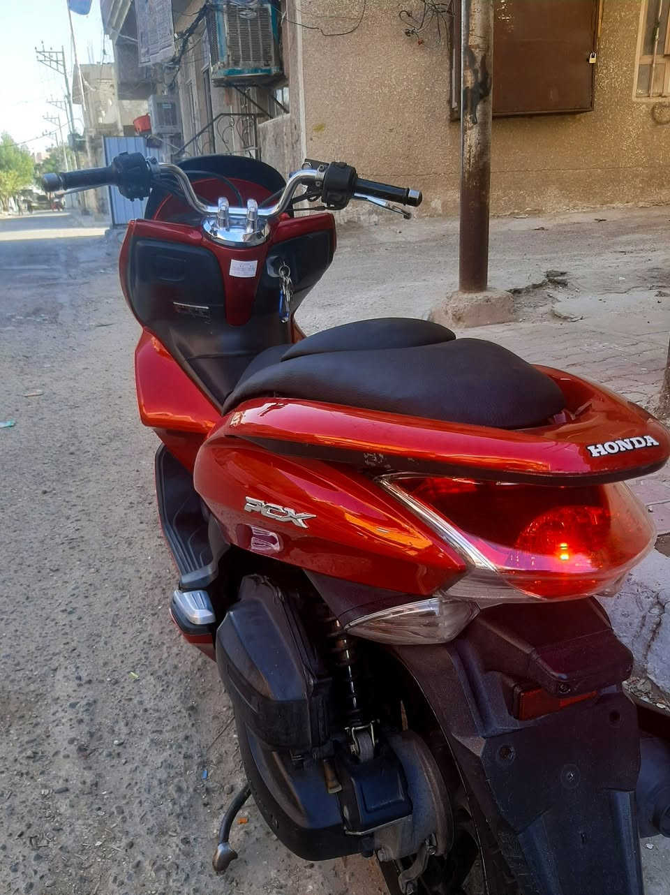 السلام عليكم للبيع دراجه pcxجيل الاول دراجة مال رمبه مديل18  الدراجه على  ايدي حجم مكينه 150ياباني الاصلي
دراجه كامله أستان كهربائي حساس ازدحام ٢حرف A  الدراجه مكينه لوك شلعه معدل خير من اللّٰه  جديده بمعنئ الكلمه واحلا من الصور  دراجة مكينه مكفوله اي نقص مابيه السعر مليون 550 وبيها مجال 
العنوان شارع حيفا قرب جسر باب المعظم 
هاتف ***********
