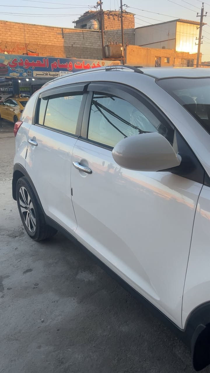 السلام عليكم
للبيع كية سبورتج موديل 2012
اربيل رقم انكليزي بسمي 
بيها بالجنطة خلفيه جوة رقم شويه صبغ 
وجملغ خلفي ورة سايق انطخ عندي وهم انصبغ 
نص موصفات 
محرك 2000
كير محرك تبريد كهربائيات كلها شغالة
مكاني بغداد حي عامل
السعر 143 
***********
