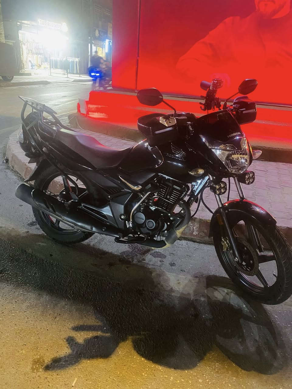 السلام عليكم رمضان كريم وبهذا الشهر الفضيل عدنه دراجه للبيع 
دراجه هوندا سي بي يونكورن honda unicord CB 162cc

مديل 2024 نازلة ب 2025 شهر ال 11

(حساس ستاند /دبل وسطي / حساس اعطال محرك / حساس دهن )
 

(عقل مخصص لبرمجه) (وعقل للدراجه) (حجر بيئة)

(بدون غسل وتلميع)

مرقمه اربيل بأسم الشركه وبيها ضمان من الشركة 

وضمان هورس مان كراج

ماشية 7 الاف دراجه نضيفه بمعنى الكلمه 

كل شهر اديرلها دهن الشركه 4 T  ما ااخرها ابد ع الدهن حتلو مابي شي 

وبانزين محسن فقط اديرلها
والتانكي 13 لتر من عدا الحتياط
التر الواحد يمشيك 50 كيلو متر وحسب مشيك 

الدراجه نوزل مو كابريتر 

الدراجه عليه اضافات 
سيباية تفصال 120الف 
بلاجكترات 60الف 
جنطه مال تانكي 30 الف 
استاند جهاز مع الكامره 30الف
جنطه مال تانكي 30 الف 
مصدات هوائيه ام الاشاير 15الف 

دراجه كاملة مكملة من اصغر شي لاكبر شي بيها

بيها كسر بالكفر مال الماصدا 
وكسر بالجامه مال الماصدا 
وبسبب هاذ الكسر نازل من سعره 100 الف 

بالمناسبه الدراجه سعرها بالشركه ب 4 مليون و445 الف

سعرها مناسب والشراي بي خير اويدلل
للتواصل فقط واتساب 
***********
