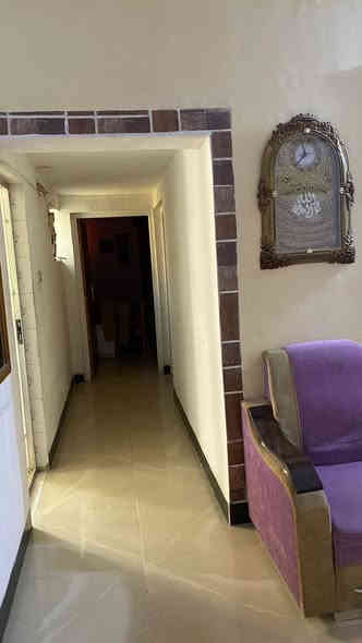 شقة طابق ثالث ملك للبيع المساحة 102م تحتوي على صالة وغرفتين نوم مع مطبخ ومجمع صحيات وبالكون موقعها ابي غريب مجمع عمارات الالبان قرب السوق والمدارس السعر ٤٥ مليون 
للاستفسار اكثر 
*********** وتساب 
*********** 
مكتب الخضراء والمدينة للعقارات والأراضي الزراعية
