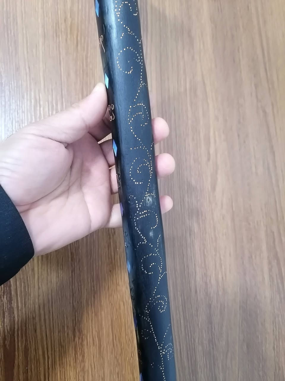 عوجية قديمة
 مشغولة صدف ونحاس الطول متر
يتوفر توصيل *********** وتساب
