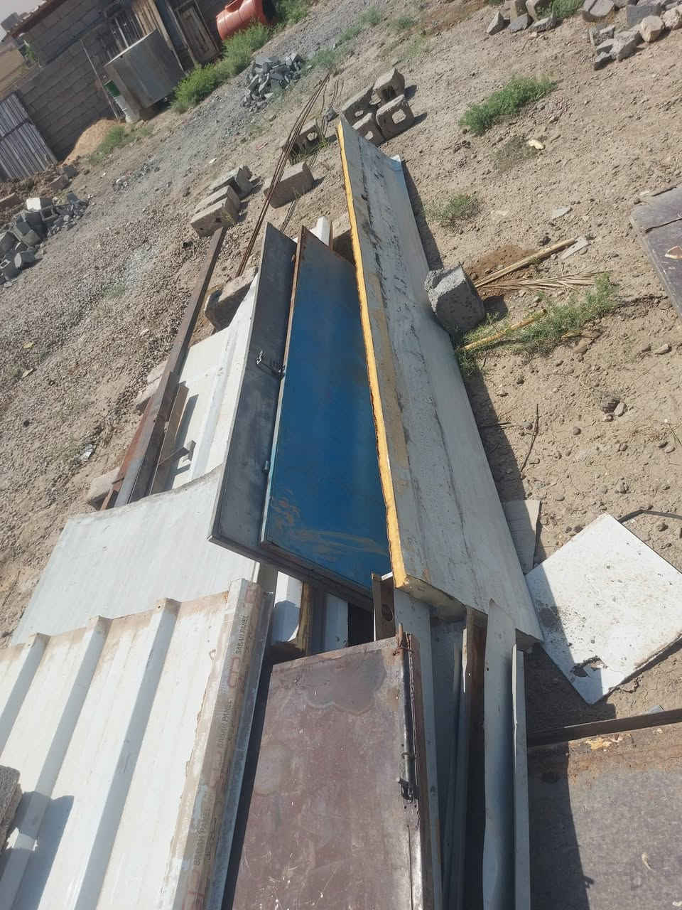 سلام عليكم شباب سكراب لبيع باب طلاكتين كامل سندويج طول 4 مترات تلاثه شبابيج بيبان حديد لتفاصيل ولسعر  تصل على هاذ رقم *********** مكان ابو غريب
