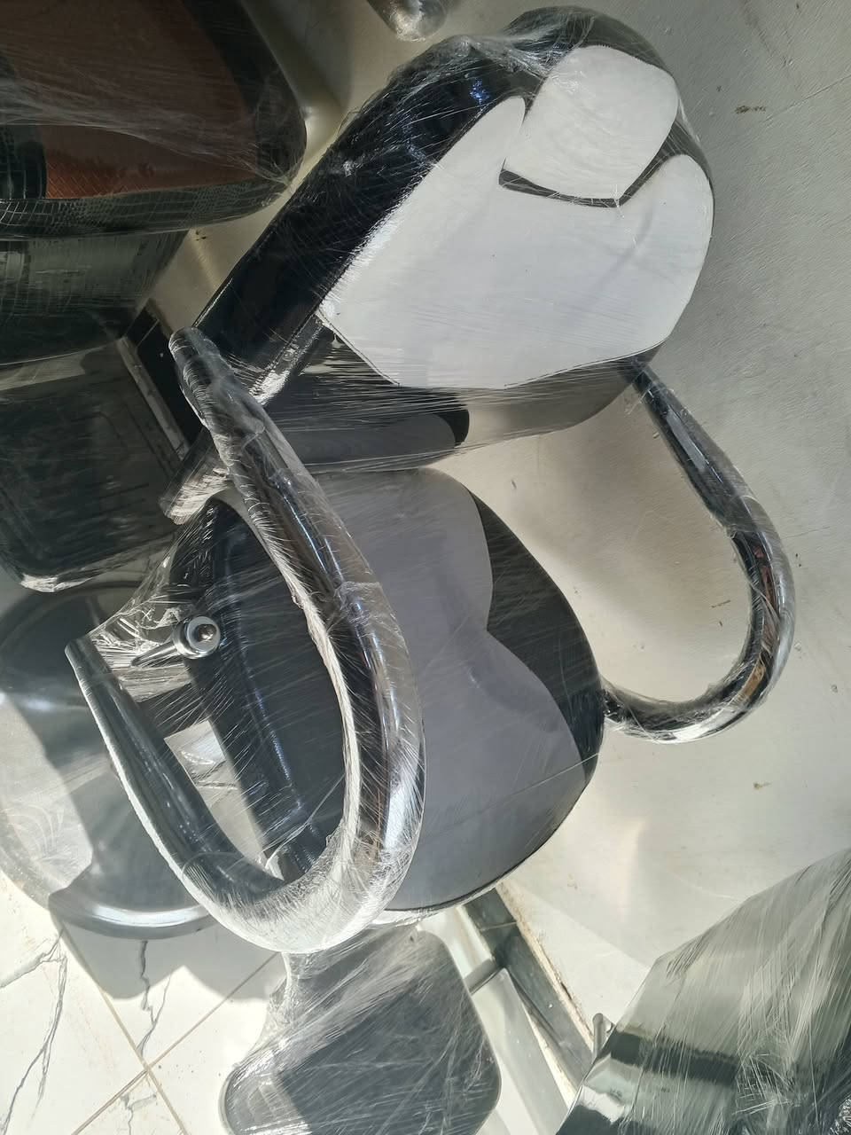 كرسي حلاقه يد ستيل مكفول كل الاشكال ما بيه عنوان بغداد مدينه الصدر قطاع 24 واتساب ***********
