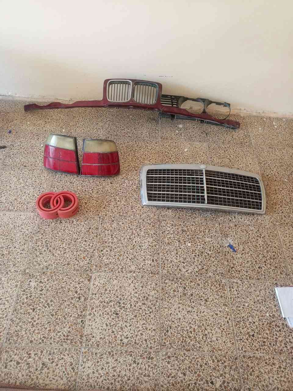 سلام عليكم غراض بيم
شباك 
وبكلايتات 
وربل تعليه دبل خلفي 500 
ودبلات بل كارتون 500 اماميه 
وشباك مارسدس دب 300
للاستفسار الاتصال على الرقم 
***********
