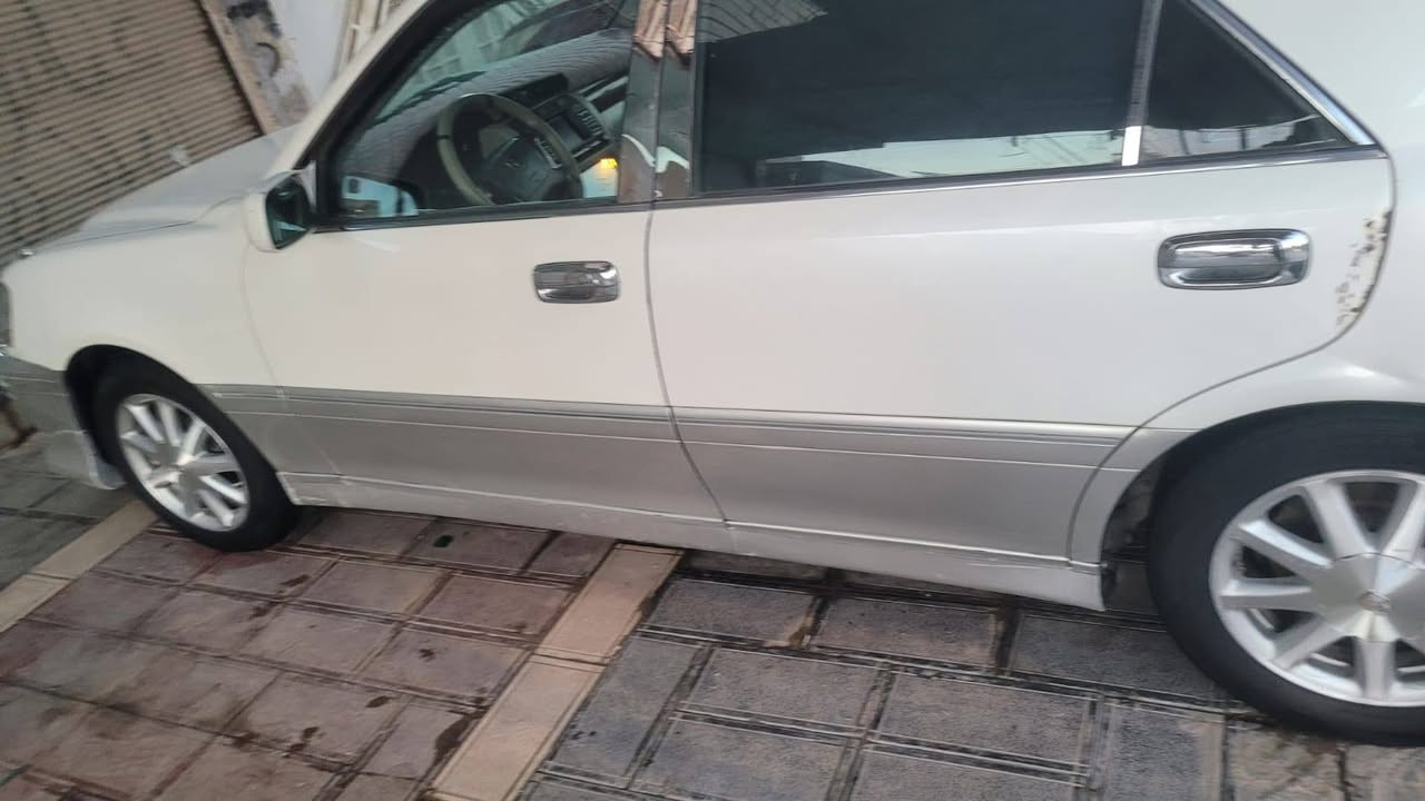 سلام عليكم جنون للبيع مكفول من العيب الشرعي والاصوليات والكص ونقل جثه رقم نكليزي تبريد خلفي امامي اربع دكم مداور ثاني يوم رقم بصره مكينه 3000 سياره مال جناي 
رقم الهاتف ***********
