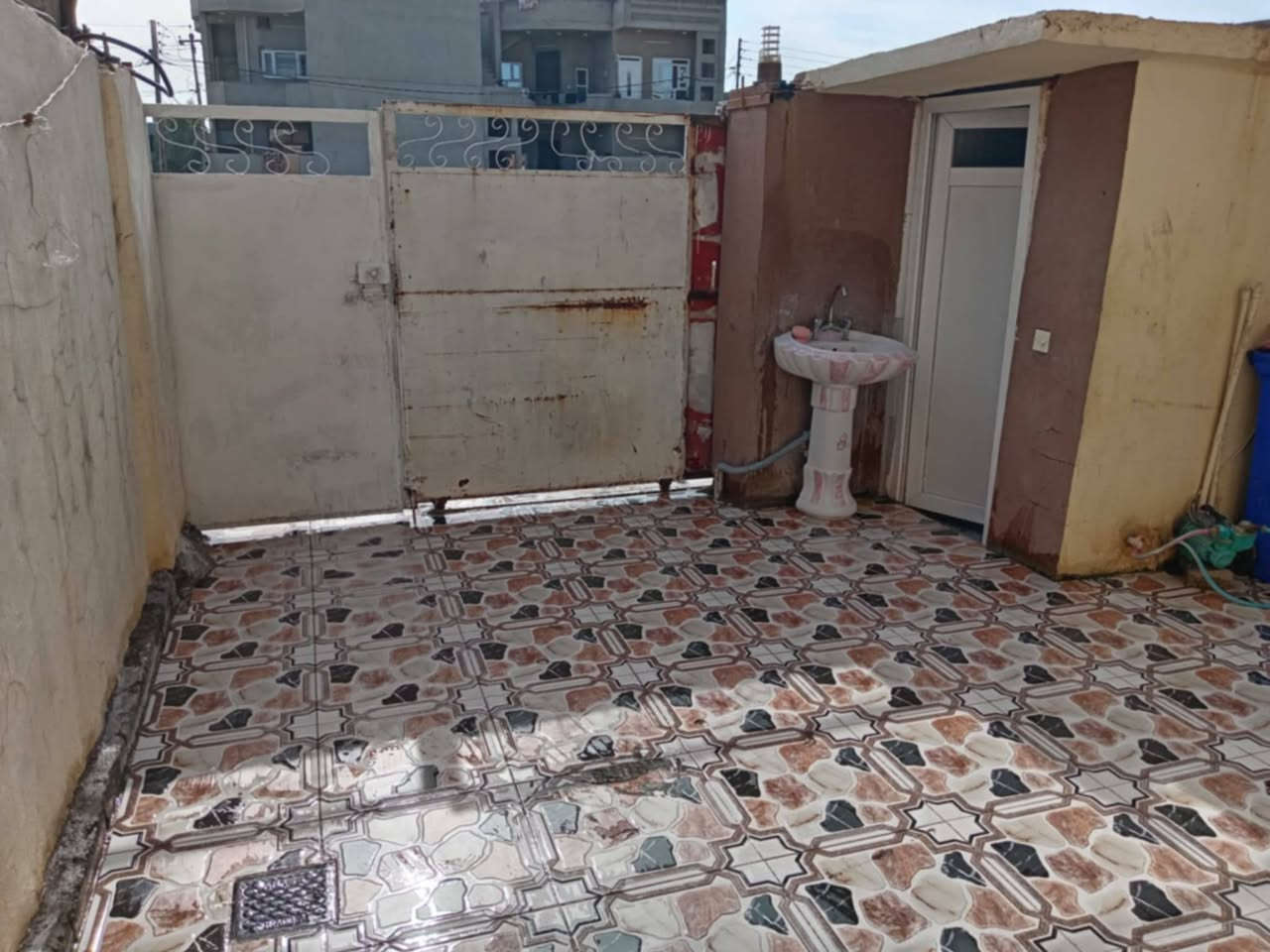 سلام عليكم شباب بيت ميت 100 مكان مميز حي العسكري شركه طارق يم الكوسترات قرف مسجد طابه السعر 95.مليون بي مجال طابو ملك كدامه حديقه مرتبه شارع عريض ويرهم مراوس ب 200 متر حته لو شويه قديم عادي *********** استفسار اتصل
