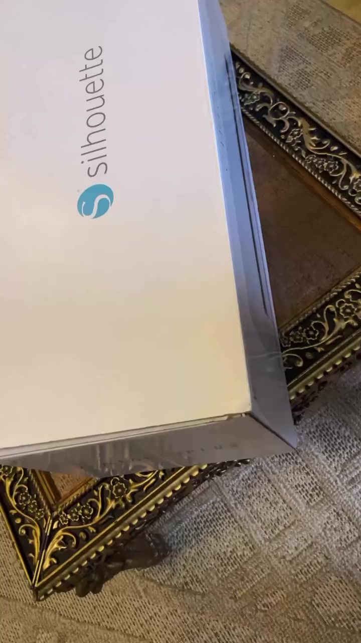 جهاز قص دقيق للبيع 
 
للبيع جهاز Silhouette Cameo Plus بحالة ممتازة 👌

✨ مواصفات الجهاز:
 • مناسب لقص الستيكرات، الفينيل، الورق، الكرتون وغيرها
 • يدعم العمل على برنامج Silhouette Studio
 • دقة قص عالية جداً
 • عرض قص أكبر (Plus) مناسب للأعمال الكبيرة
 • يدعم الطباعة والقص (Print & Cut)
 • اتصال USB و Bluetooth

💡 مناسب لـ:
 • أصحاب المشاريع الصغيرة (ستيكرات – كارتات – تغليف)
 • محلات الطباعة والدعاية
 • أعمال الهاند ميد والتصاميم

📦 الحالة: نظيف ويعمل بدون مشاكل
📍 الموقع: (بغداد زيونة)
💰 السعر: (650 الف)
 للاستفسار خاص او على الرقم التالي
***********
