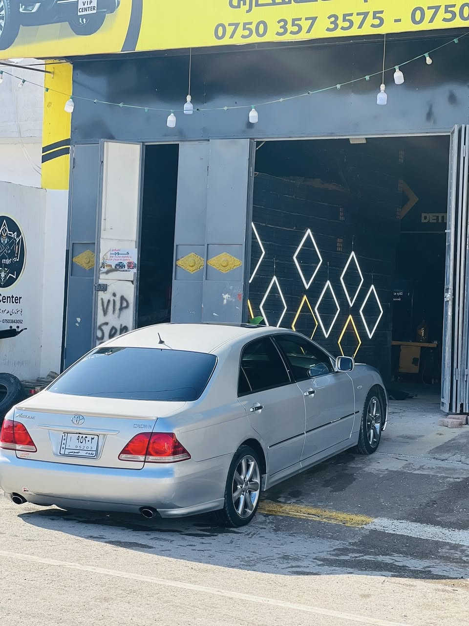 شاهینە موس موس 
گەورە بە گەوەرە  
یادی ٥٠ ساڵە 
بێ دوکەڵ 
٣ دوگمەی فول
سڵاید  
جڵد
ئاوێنە کارەباو ئۆتۆ
رۆن و هایدرۆلیکی تازە گۆراوە
ناو ڕەشی فۆرمیگا سور 
بێ تەقە و ڕەقە 
گێڕو مەکینە بە شەرتی ١٠٠ وەستا
کامل مەسرەف کراوە 
جامی پێشو دوا هەڵگیراوە
٤تایەو ویلی لۆکی لە ژێرە 
هەڵبجەی شەهید ***********
