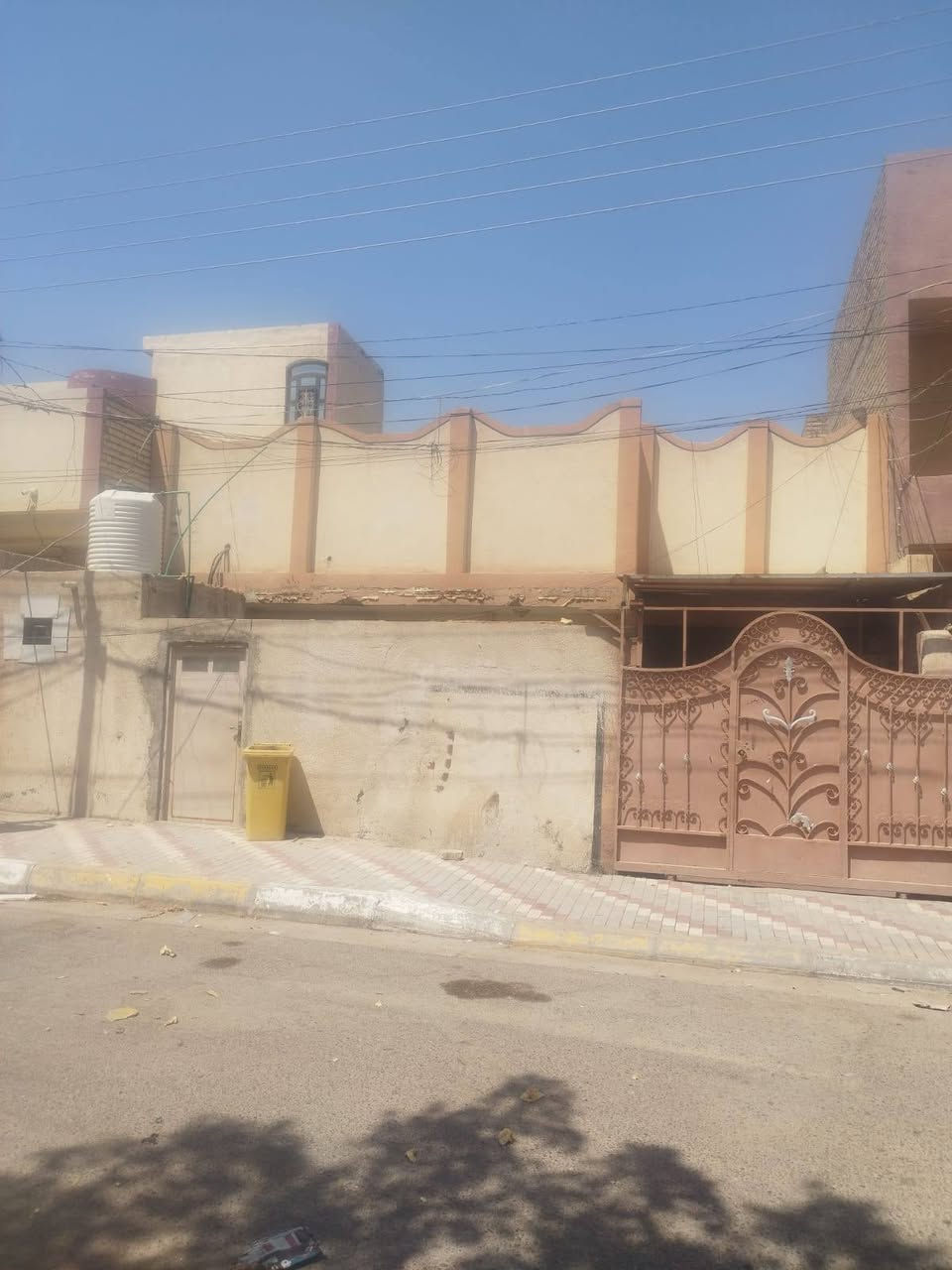 السعر بنهايه المنشور اقرو تفاصيل البيت 👇
.
السلام عليكم بيت طابو صرف طابوك اعكاده بيت ترميم جديد بي 3 غرف ثنين كبار وحده زغيره وبي صاله وبي صحيات عدد 2 وبي مطبخ وبي استقبال وبي طارمه جبيره ع طول وجه البيت 
اخوان موقع البيت بملحق القادسيه يم مدارس العميد السيدين الجدد مال الحر مقابيل حي المؤمنين المنطقه كدامكم شوارع تبليط ومقرنص وحديقه كدام البيت + على الشارع كلشي متوفر مدراس جامعات مدارس اهليه وحكوميه مستشفى التركي تبعد عنها كيلو واحد صيدليه ع الشارع مخابز اسواقات كلشي تردون مطاعم سوك كامل على الشارع وسيارات العتبه لي تاخذك للولايه تجي يمنه ع الشارع البيت صاير سابع بيت ع الشارع ولي يريد فيديو للبيت يراسلني....
اخوان سعر البيت 220 وبي مجال قليل 
رقمي ***********
يشتغل بي وتساب والخاص هم موجود
