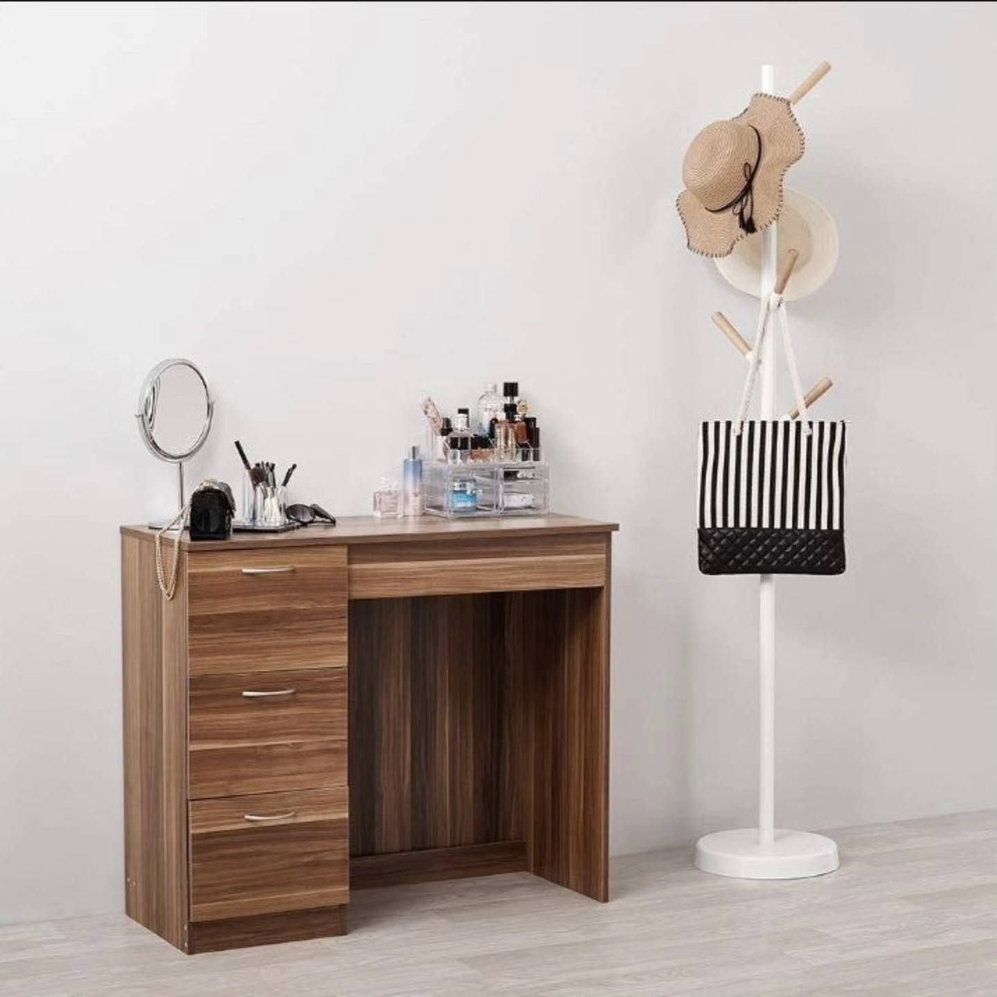 ✨ وصل الجديد ✨
أجمل تشكيلات الأثاث المنزلي العصري وصلت الآن! 🛋️
تصاميم أنيقة وجودة عالية تضيف لمسة فخامة لبيتج.✔️ موديلات حديثة
✔️ أسعار مناسبة
✔️ توصيل متوفر
تفوتين الفرصة، خلي بيتج أجمل ويانا 🤍
للحجز والاستفسار راسلينا خاص.


**إذا كنت صاحب هذا الإعلان وتريد حذفه لأي سبب، رجاءا أرسل رسالة إلى الدعم الفني**