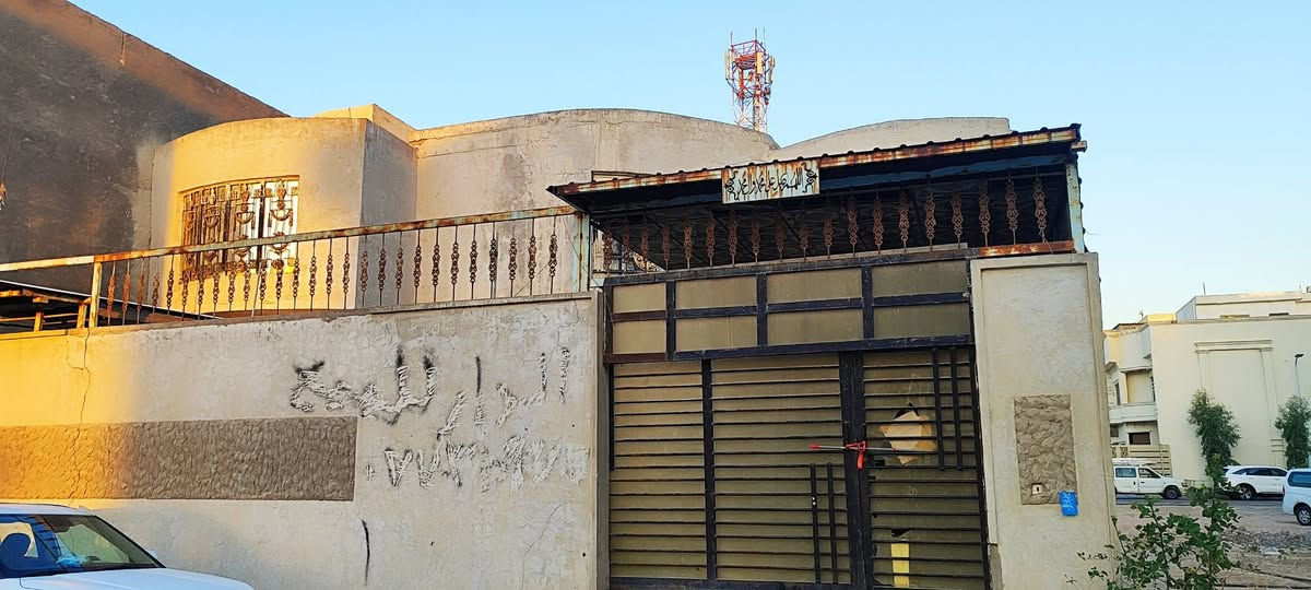 للبيع  ثلاث شبابيك طابق الثاني كما في الصوره نضيفات شبابيك وباب سلايت  وسقيفه ومحجر درج وشقف ثانوي نضيف
***********
