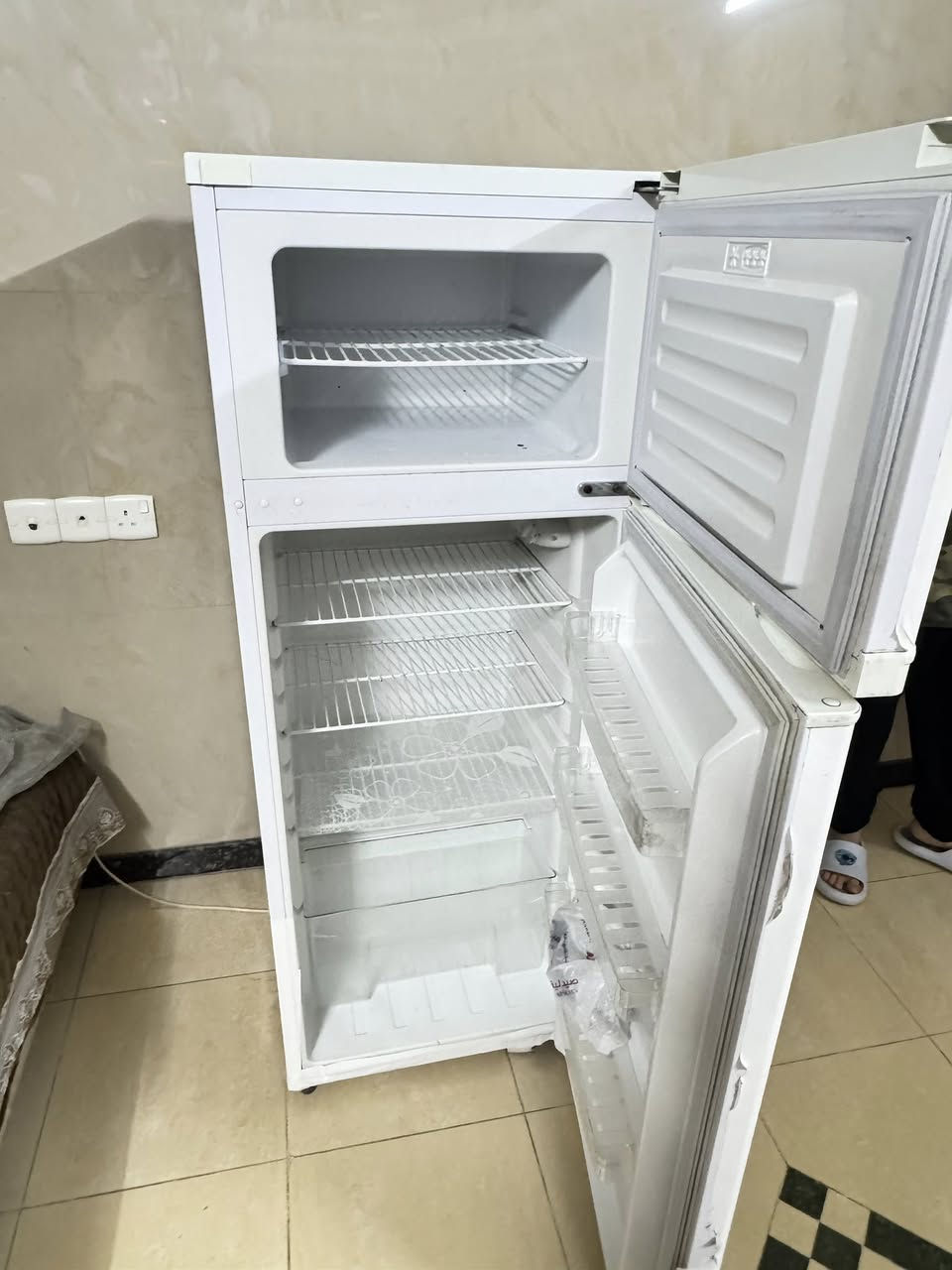 للبيع ثلاجه حجم صغير نضافه 90‎%‎ السعر 70 الف مكاني موصل ***********

