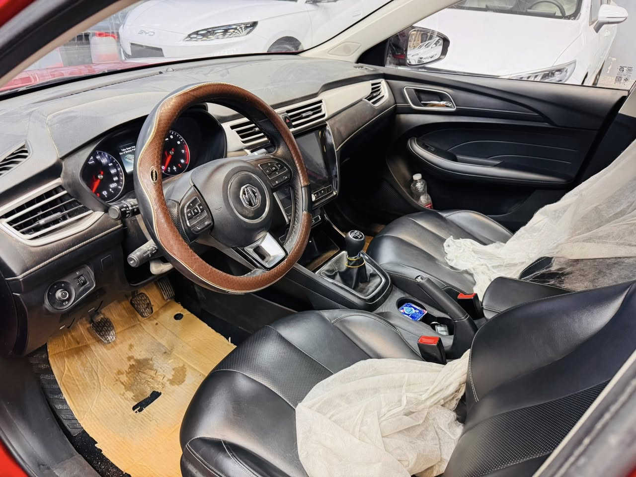 فول مواسةفات مواسەفات گير.عادىMG5 2024  LUXURY تةنها.٢٧ هةزار روشتووة
چوار کامیرە ،سلایت ، کوشن جلد هیتەر ،لایت لیدو زینۆی سپی ،شاشە گەورە ،برێک بەسمە ، ئۆتۆ هۆڵد ، کوشن کارەبا 
6سەماعە ،ئاوێنە شەفت ، زۆری تر 
بێ سبوخ بێ ساردەکوت
شوێن هەولێر
نرخ.95$ وەرەقە 
ژمارەی مۆبایل. ***********
